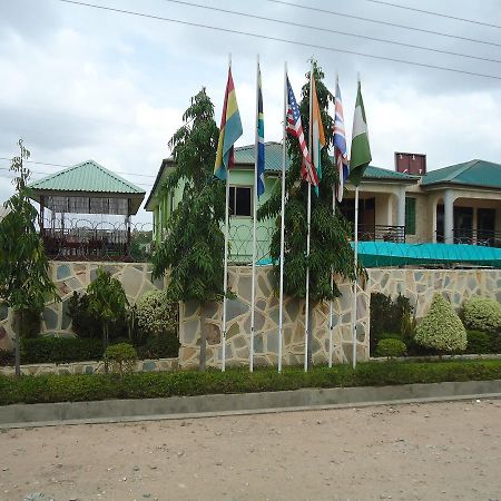 Dokua Royal Hotel Kwabenya Экстерьер фото