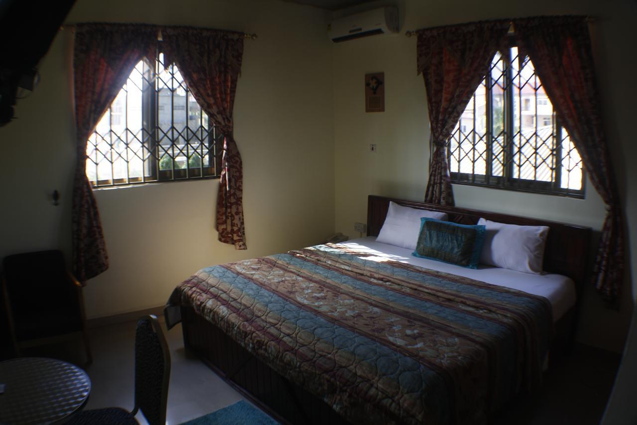 Dokua Royal Hotel Kwabenya Экстерьер фото