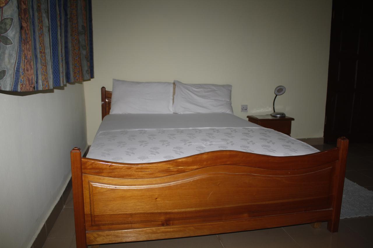 Dokua Royal Hotel Kwabenya Экстерьер фото