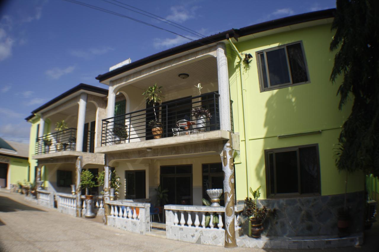 Dokua Royal Hotel Kwabenya Экстерьер фото