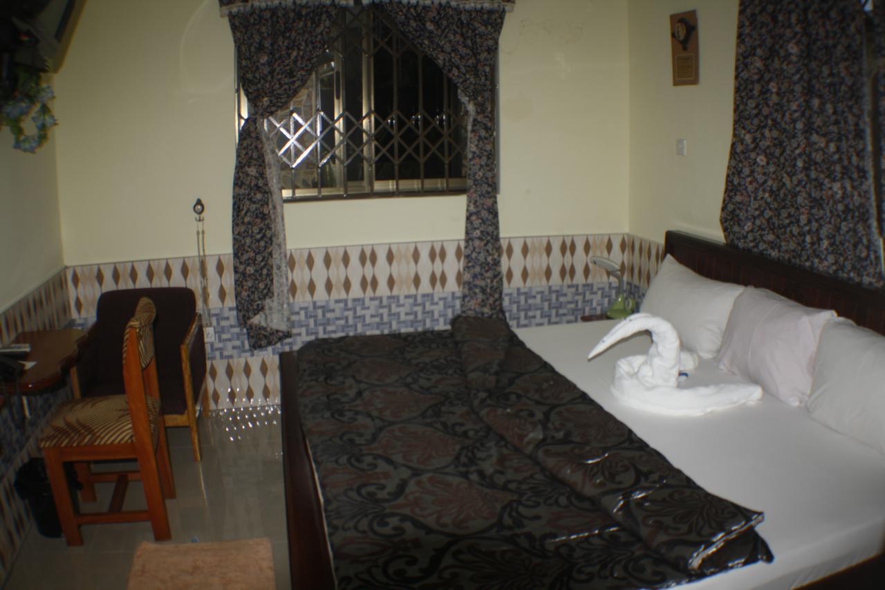 Dokua Royal Hotel Kwabenya Экстерьер фото