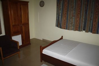 Dokua Royal Hotel Kwabenya Экстерьер фото